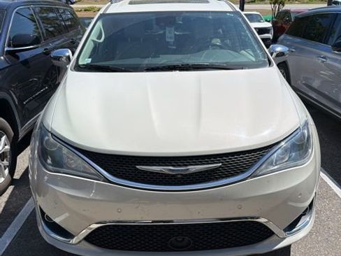 Used 2019 Chrysler Pacifica Limited w/ Tire & Wheel Group image 3