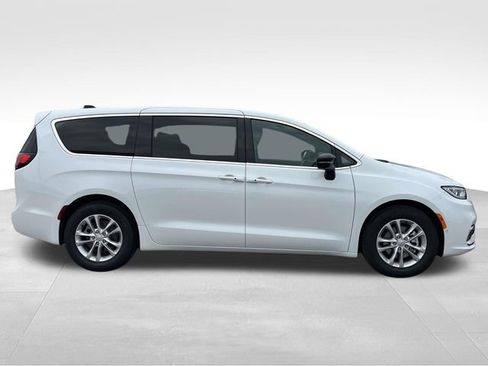 New 2026 Chrysler Pacifica Select image 8