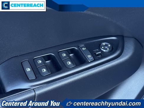 Used 2023 Hyundai Venue SEL FWD image 15