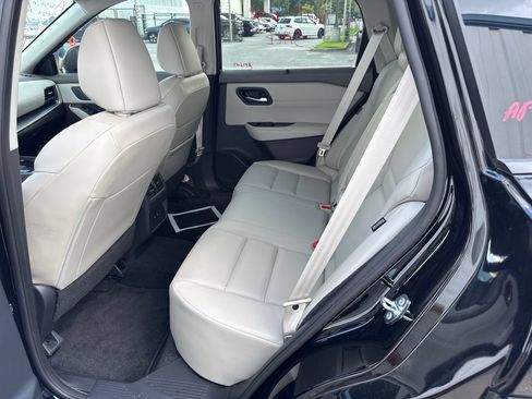 Used 2024 Nissan Rogue SV w/ SV Premium Package FWD image 11