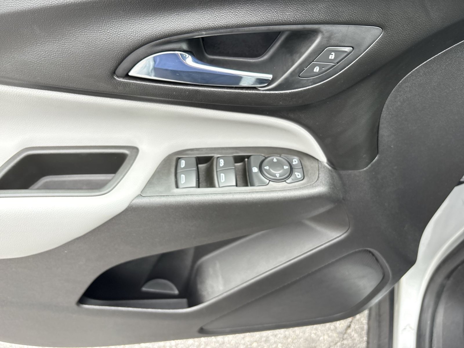 Used 2021 Chevrolet Equinox LS w/ LPO, Blackout Package AWD/4WD image 15