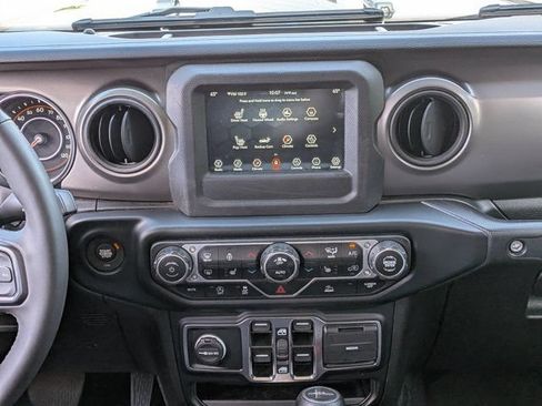 Used 2023 Jeep Gladiator Sport AWD/4WD image 19