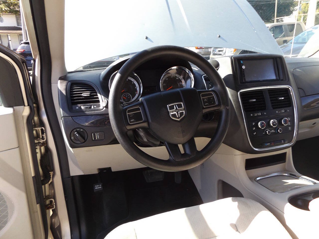 Used 2015 Dodge Grand Caravan SXT FWD image 17