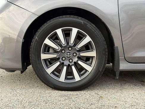 Used 2020 Toyota Sienna Limited FWD image 2