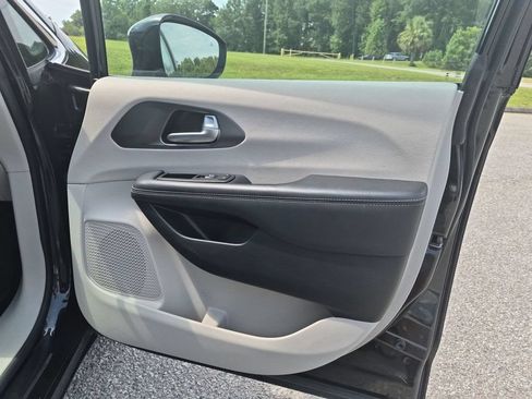 Used 2024 Chrysler Pacifica Touring-L FWD image 34