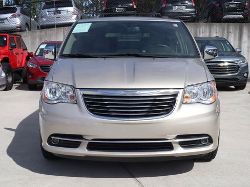 Used 2016 Chrysler Town & Country Touring-L w/ Driver Convenience Group FWD image 10