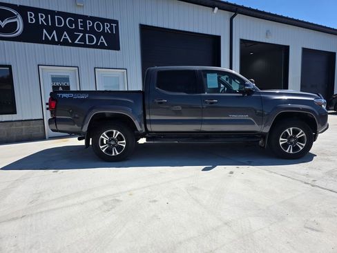 Used 2018 Toyota Tacoma TRD Sport w/ Technology Package image 4