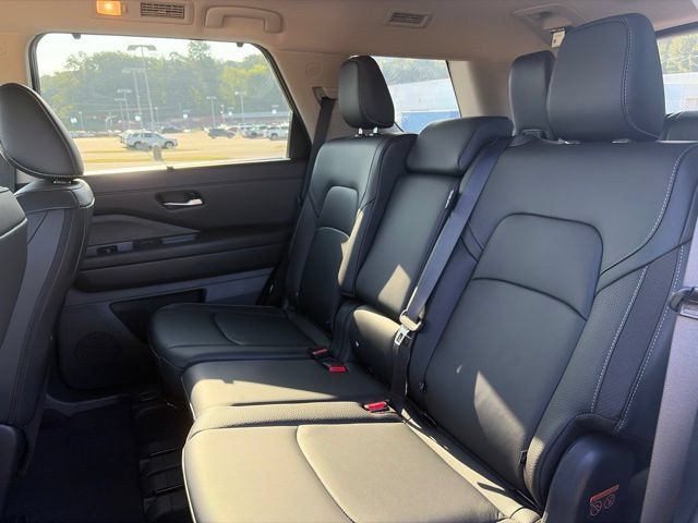 Used 2025 Nissan Pathfinder SL FWD image 7
