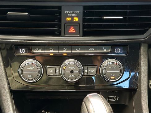 Used 2019 Volkswagen Jetta SE w/ Cold Weather Package image 9