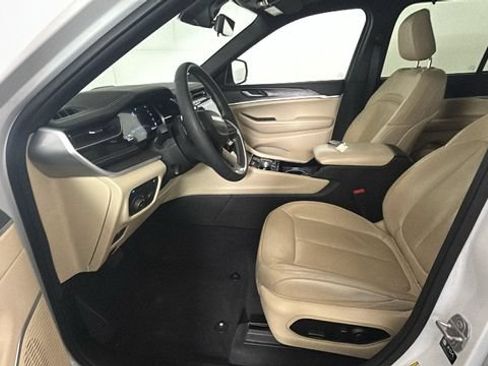 Used 2023 Jeep Grand Cherokee 4WD 4xe w/ Luxury Tech Group II image 12