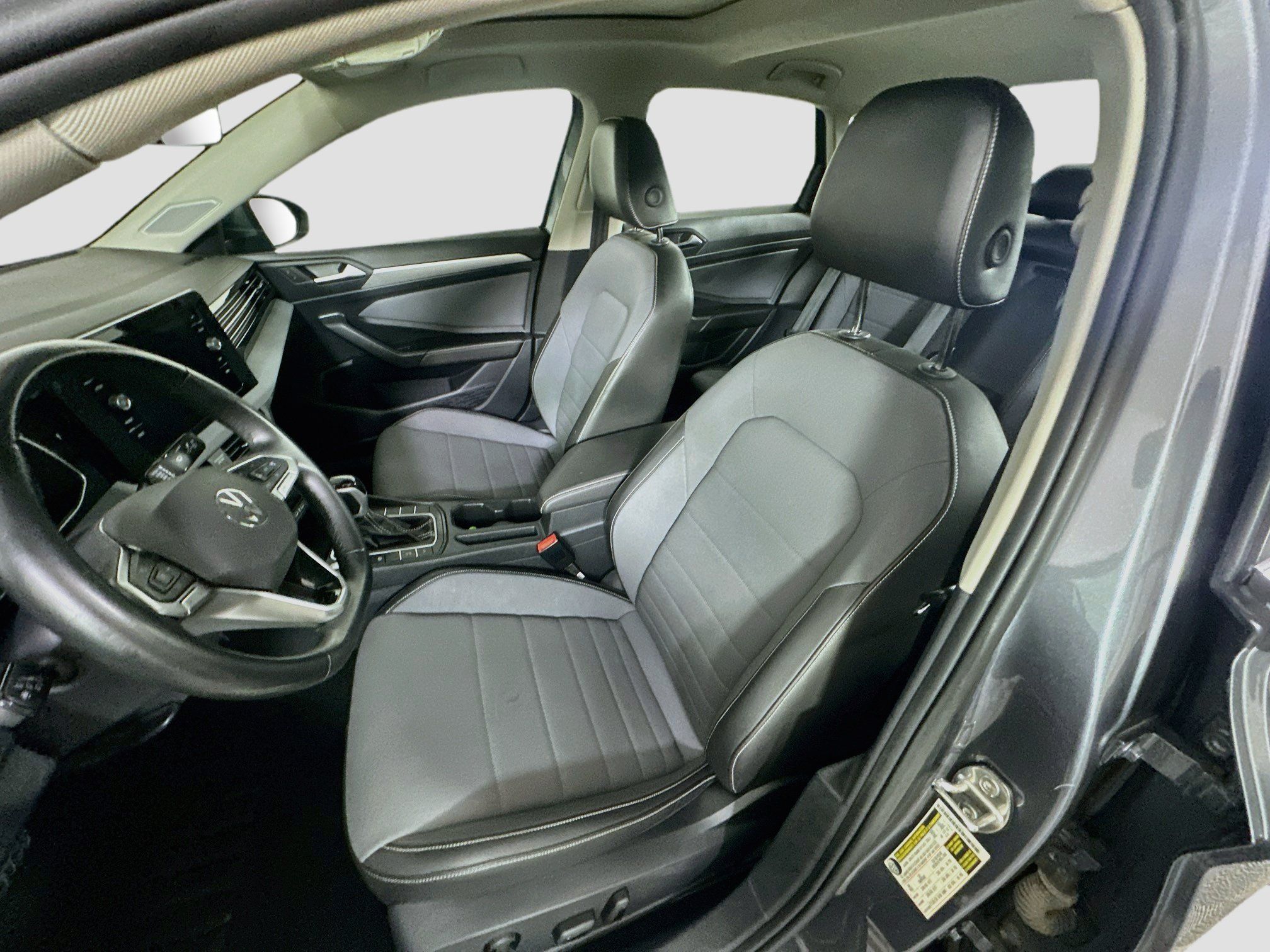 Used 2025 Volkswagen Jetta SE FWD image 13