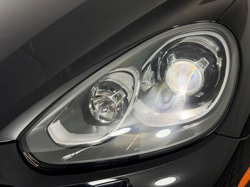 Used 2018 Porsche Cayenne Platinum Edition AWD/4WD image 12