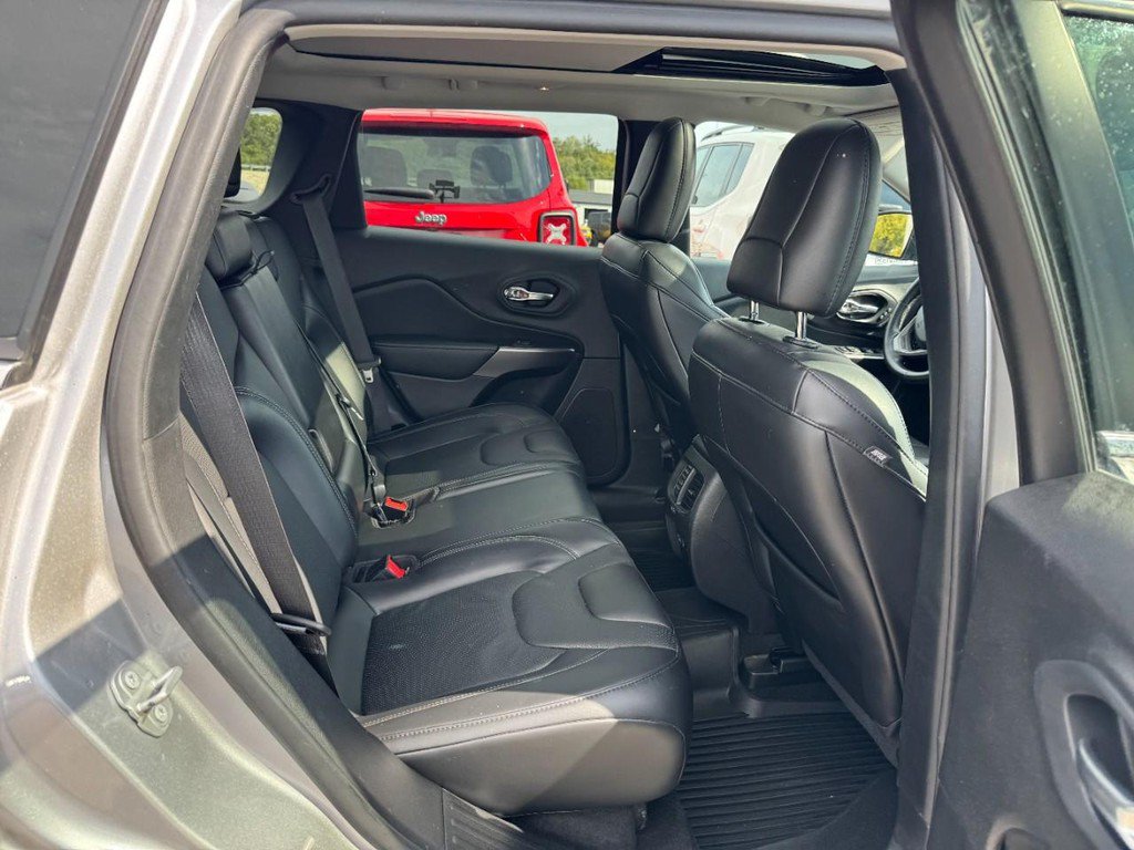 Used 2021 Jeep Cherokee Limited AWD/4WD image 10