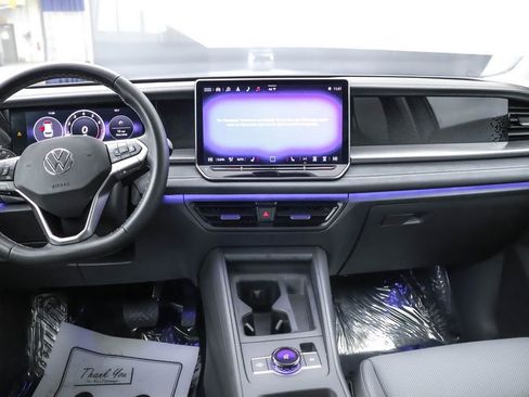 Used 2025 Volkswagen Tiguan SE image 18