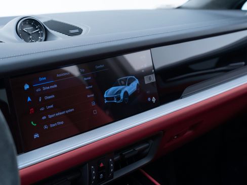 Used 2025 Porsche Cayenne GTS image 29