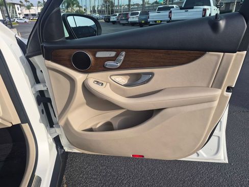 Used 2021 Mercedes-Benz GLC 300 image 27