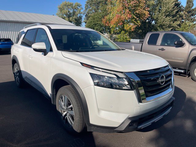 Used 2025 Nissan Pathfinder SL FWD image 2