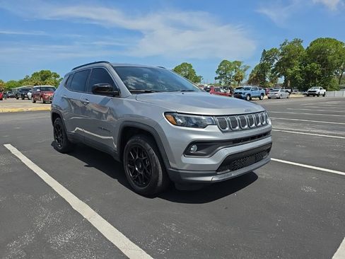 Used 2022 Jeep Compass Latitude w/ Convenience Group FWD image 1