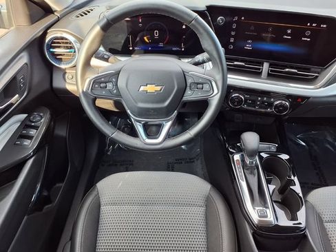 Used 2025 Chevrolet Trax LT w/ Driver Confidence Package FWD image 6