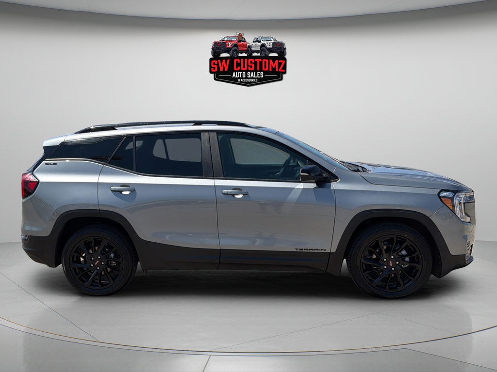 Used 2024 GMC Terrain SLE w/ Driver Convenience Package FWD image 8