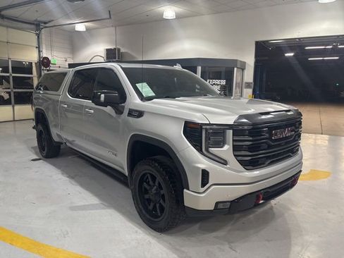 Used 2022 GMC Sierra 1500 AT4 w/ Technology Package AWD/4WD image 4