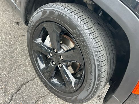 Used 2024 Jeep Grand Cherokee Limited w/ Luxury Tech Group II image 12