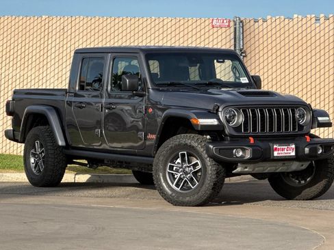 Used 2025 Jeep Gladiator Mojave w/ Convenience Group AWD/4WD image 2