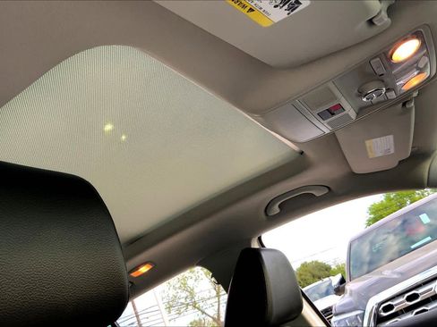 Used 2017 Volkswagen Tiguan Wolfsburg Edition image 11