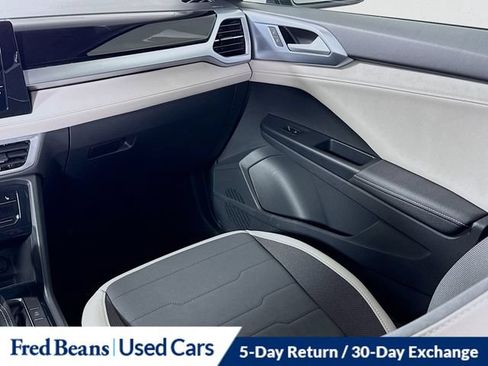 Used 2025 Volkswagen Taos SE AWD/4WD image 28