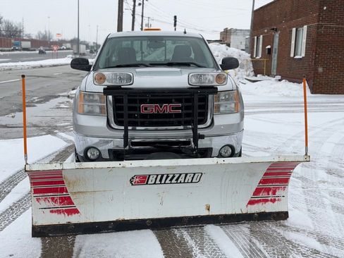 Used 2010 GMC Sierra 2500 SLE w/ SLE Preferred Package image 2