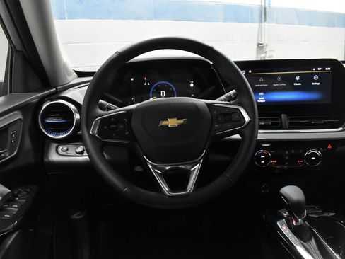 Used 2025 Chevrolet Trax LT w/ Sunroof Package FWD image 6