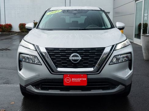 Used 2022 Nissan Rogue SV image 2
