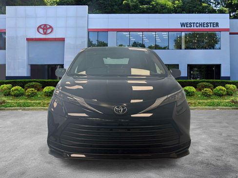 Used 2026 Toyota Sienna LE FWD image 2