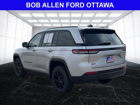 Used 2025 Jeep Grand Cherokee Altitude AWD/4WD image 3