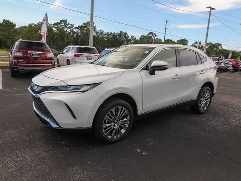 Used 2022 Toyota Venza image 4