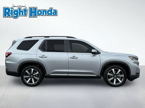 Certified 2025 Honda Pilot Touring image 9