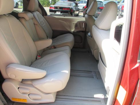 Used 2011 Toyota Sienna XLE w/ Premium Pkg FWD image 17