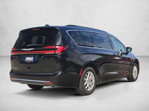 Used 2022 Chrysler Pacifica Touring-L FWD image 5