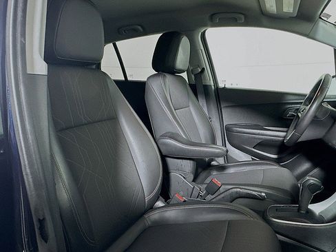 Used 2022 Chevrolet Trax LT w/ LT Convenience Package image 25