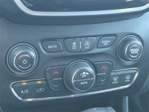 Used 2021 Jeep Cherokee Limited image 24