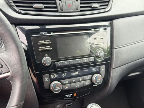 Used 2017 Nissan Rogue SV FWD image 23