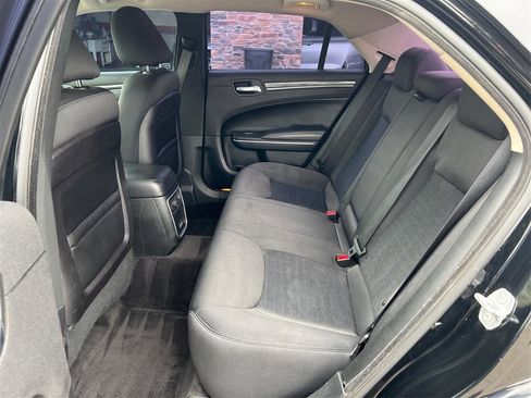 Used 2018 Chrysler 300 Touring RWD image 10
