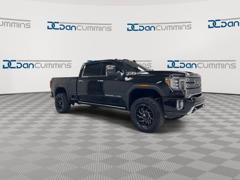 Used 2022 GMC Sierra 2500 Denali w/ Denali Black Diamond Edition AWD/4WD image 2
