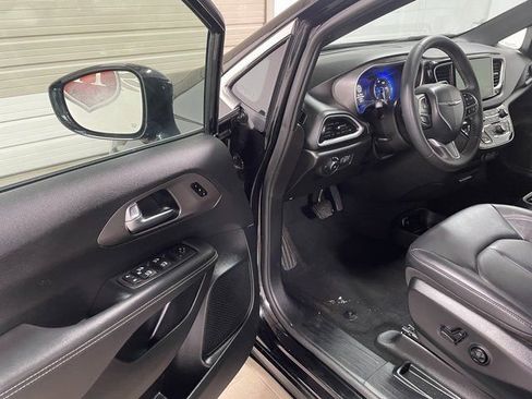 Used 2025 Chrysler Pacifica Select image 13