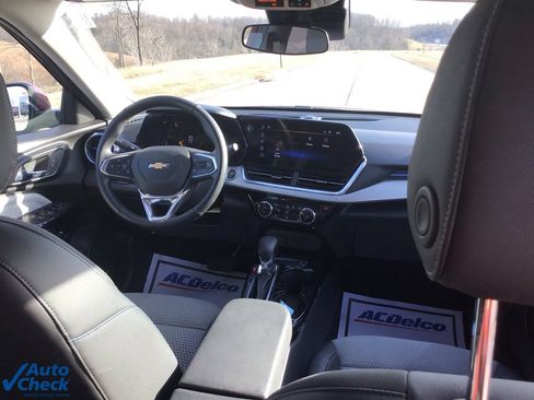 Used 2025 Chevrolet Trax LT w/ LT Convenience Package image 15