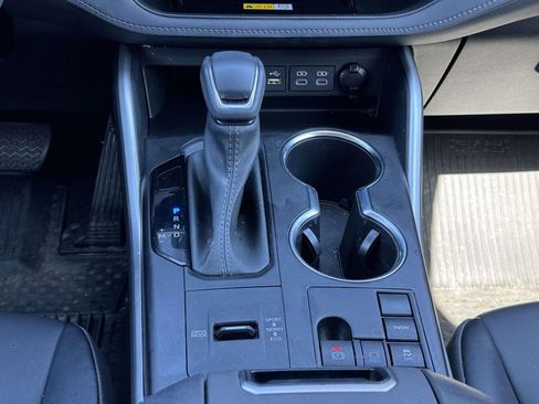 Used 2023 Toyota Highlander XLE image 6