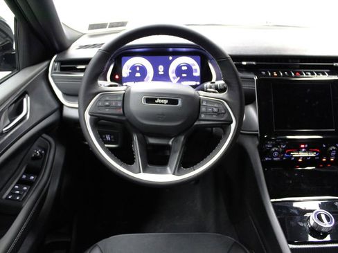 New 2025 Jeep Grand Cherokee Altitude image 12