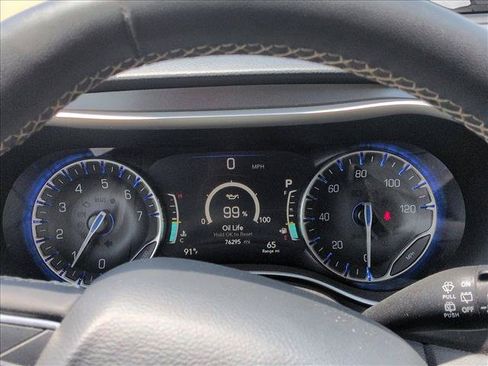 Used 2022 Chrysler Pacifica Touring-L FWD image 11