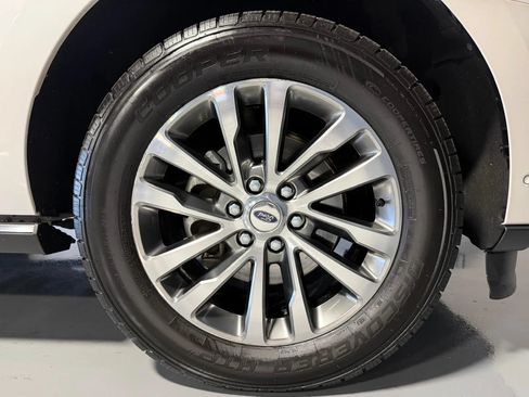 Used 2018 Ford Expedition Limited w/ Equipment Group 301A AWD/4WD image 9