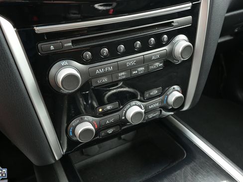 Used 2015 Nissan Pathfinder SV FWD image 3